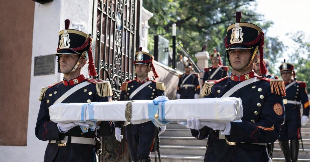 Milei leads ceremony for the return of San Martín’s curved saber to the Grenadiers Regiment