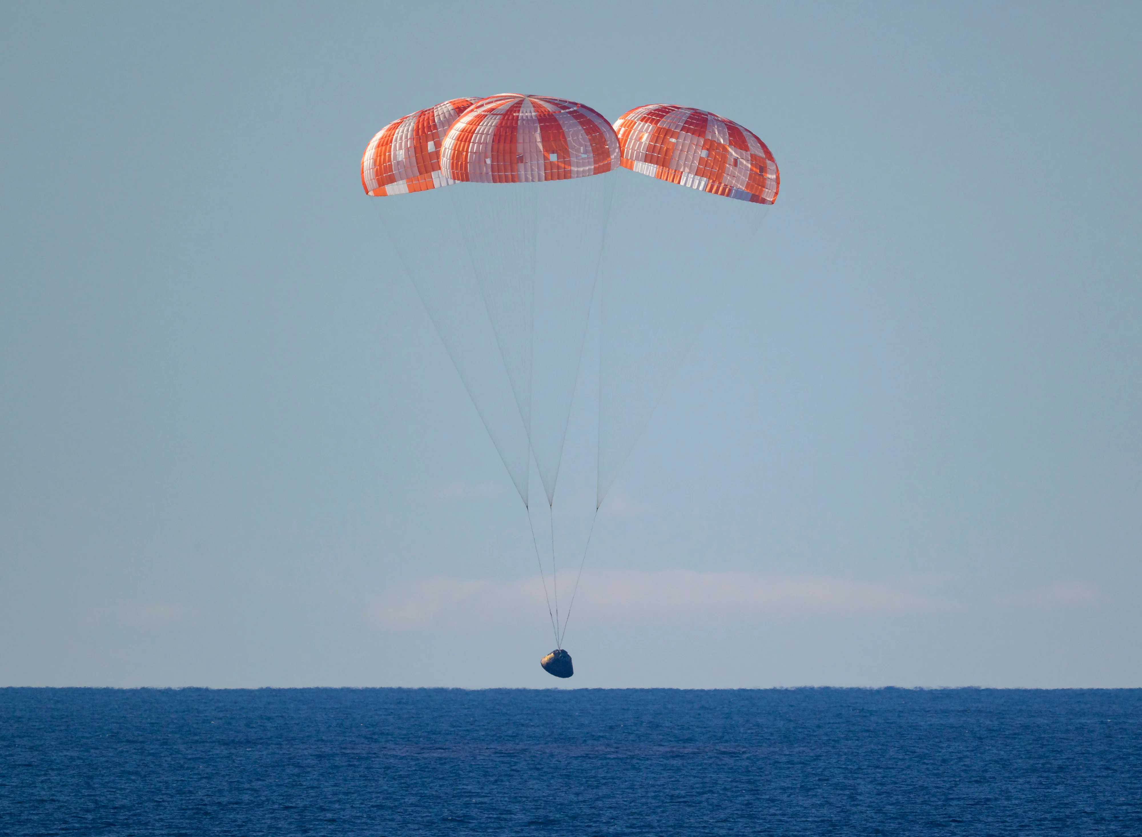 Por qué los astronautas de Artemis II no salieron enseguida de Orion